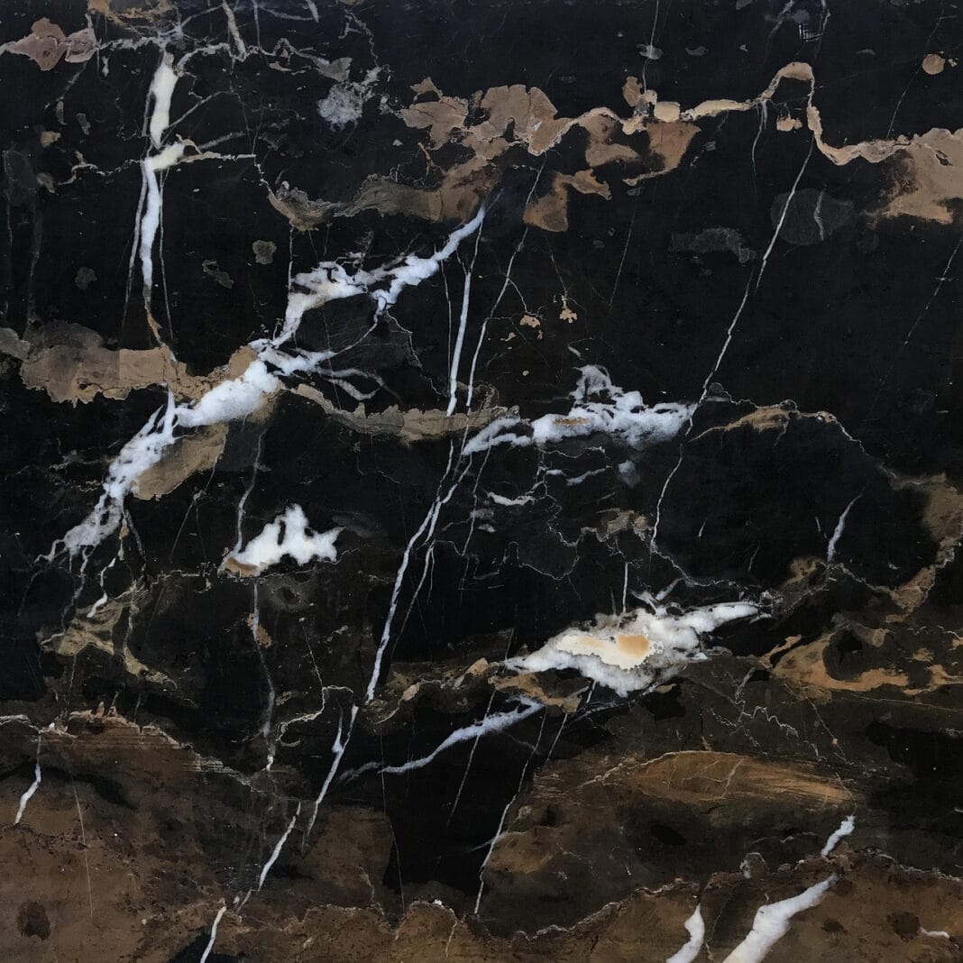 Fornir kamienny – nowoczesny sposób na naturalne piękno w aranżacjach wnętrz i na elewacjach