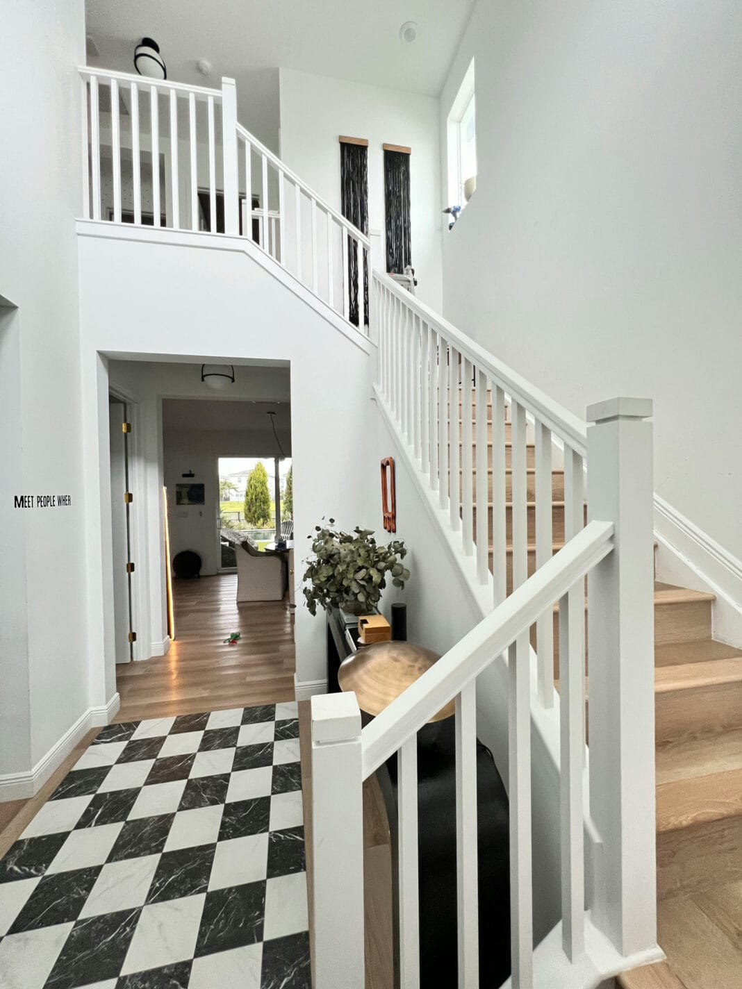 Jak połączyć schody drewniane z podłogą i drzwiami? Klucz do spójnego wnętrza