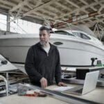 Na co zwrócić uwagę przy zakupie szlifierki kątowej do remontu Brodaty mężczyzna w warsztacie przy łodzi pracuje przy metalowych elementach