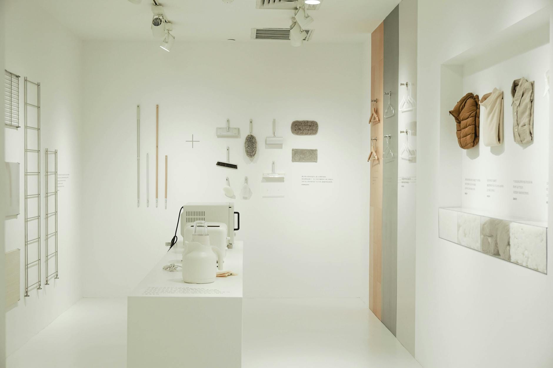 Jasny minimalistyczny pokój z białymi ścianami i nowoczesnymi meblami