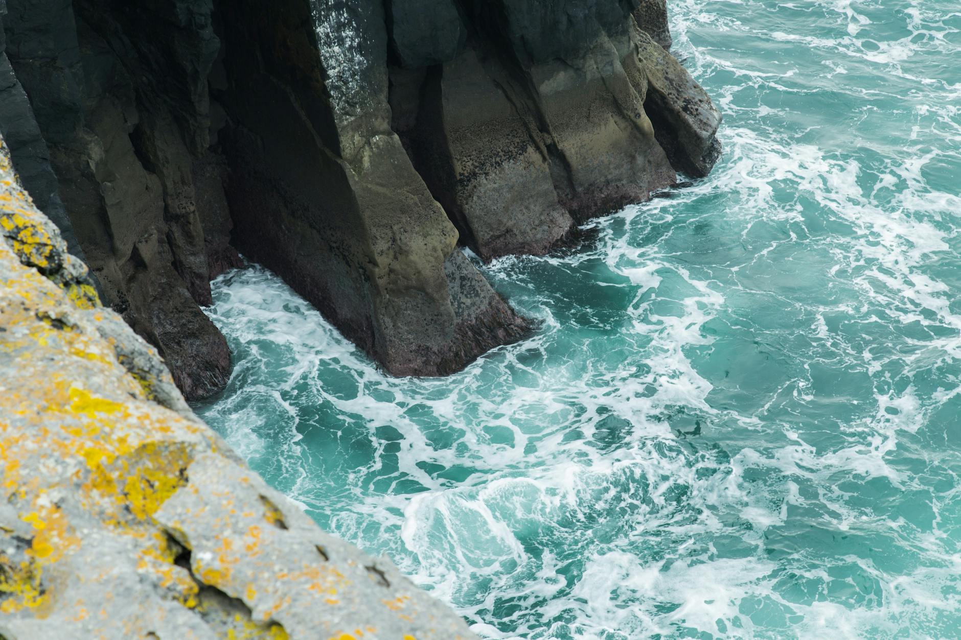 Ocieplanie fundamentu budynku natryskową pianką PUR