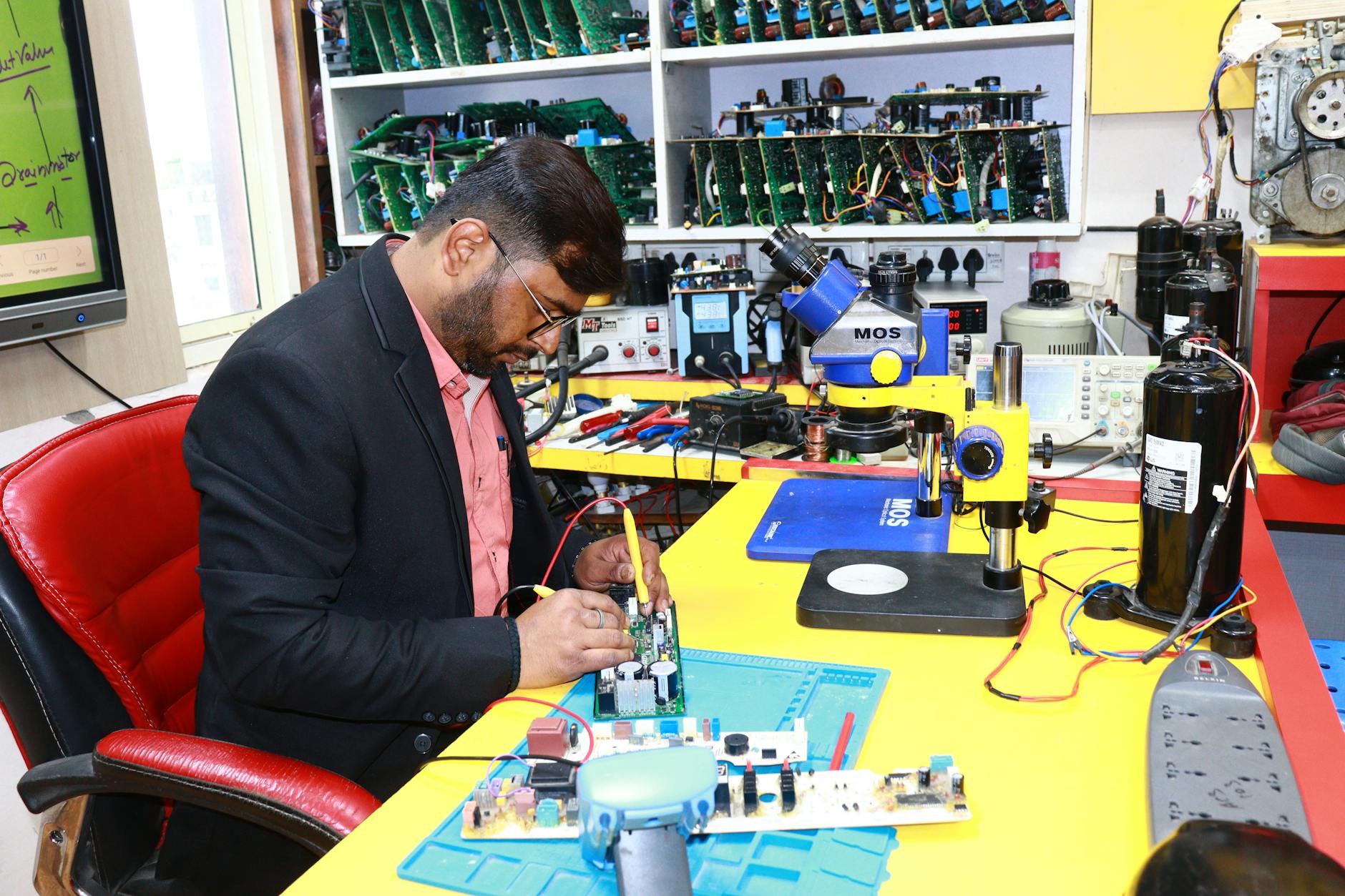 Elektryka w domu z poddaszem ocieplonym pianą PUR: jak prowadzić przewody, puszki i osprzęt bez mostków termicznych Serwisant sprawdza instalację elektryczną i przewody przy klimatyzatorze