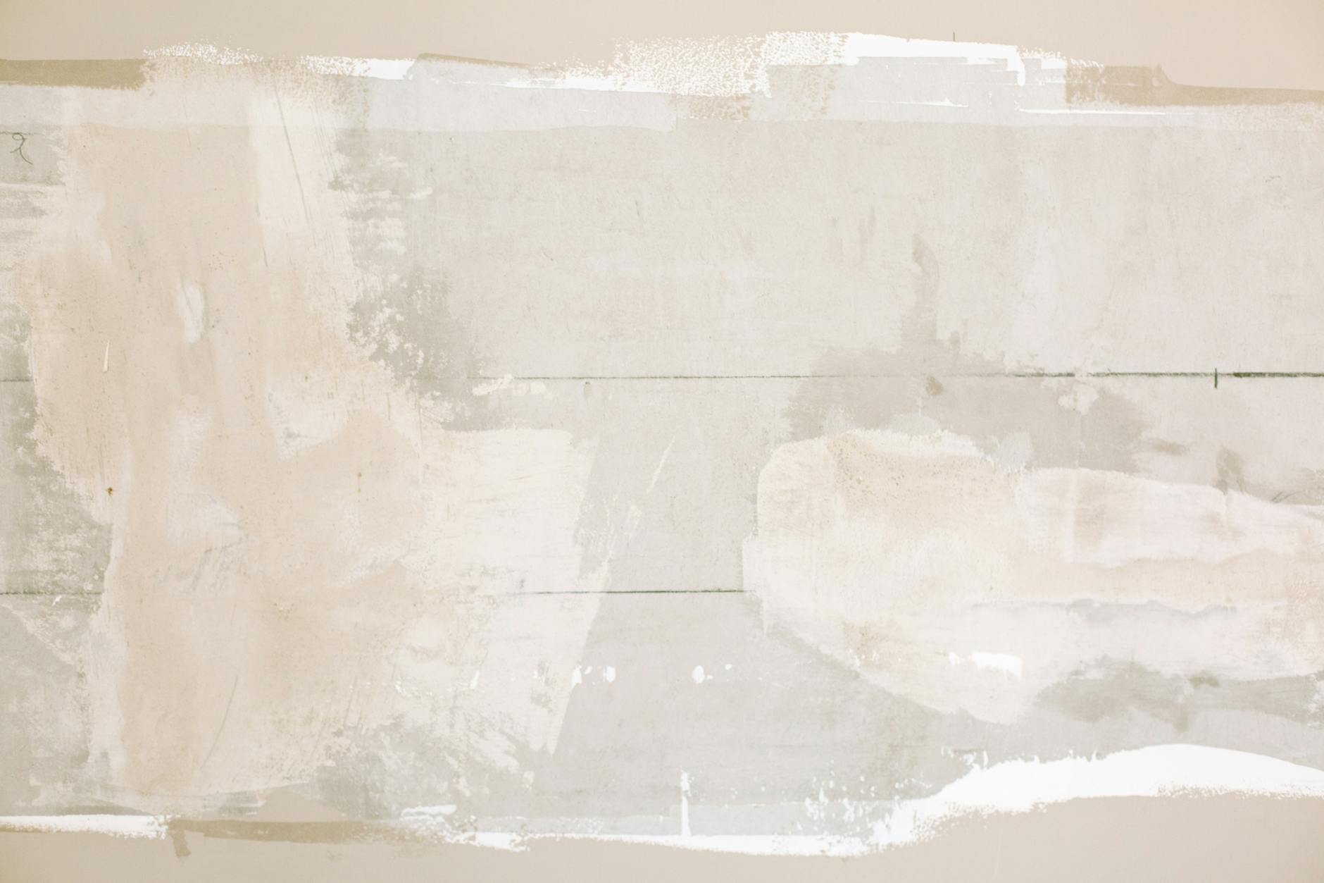 Zbliżenie ściany w remoncie z widocznym starym tynkiem i farbą