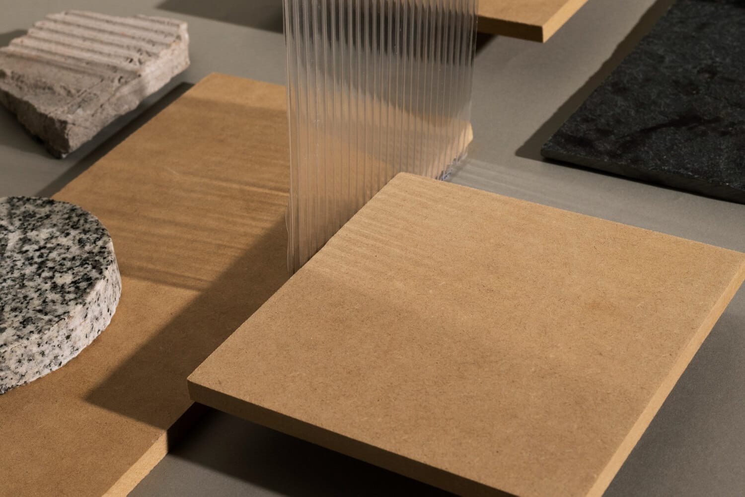 Systemy akustyczne w Warszawskich biurach — co wybrać, aby poprawić koncentrację i przestrzeń do spotkań?