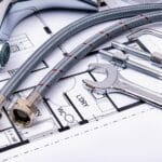 Kiedy potrzebny projekt instalacji wod kan i kto może go podpisać Narzędzia hydrauliczne i bateria na planie instalacji wodno-kanalizacyjnej