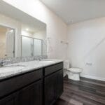 Nowoczesna łazienka z przeszkloną kabiną prysznicową i granitowym blatem