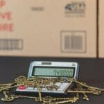 Stary kalkulator używany do obliczania kosztów ocieplenia domu