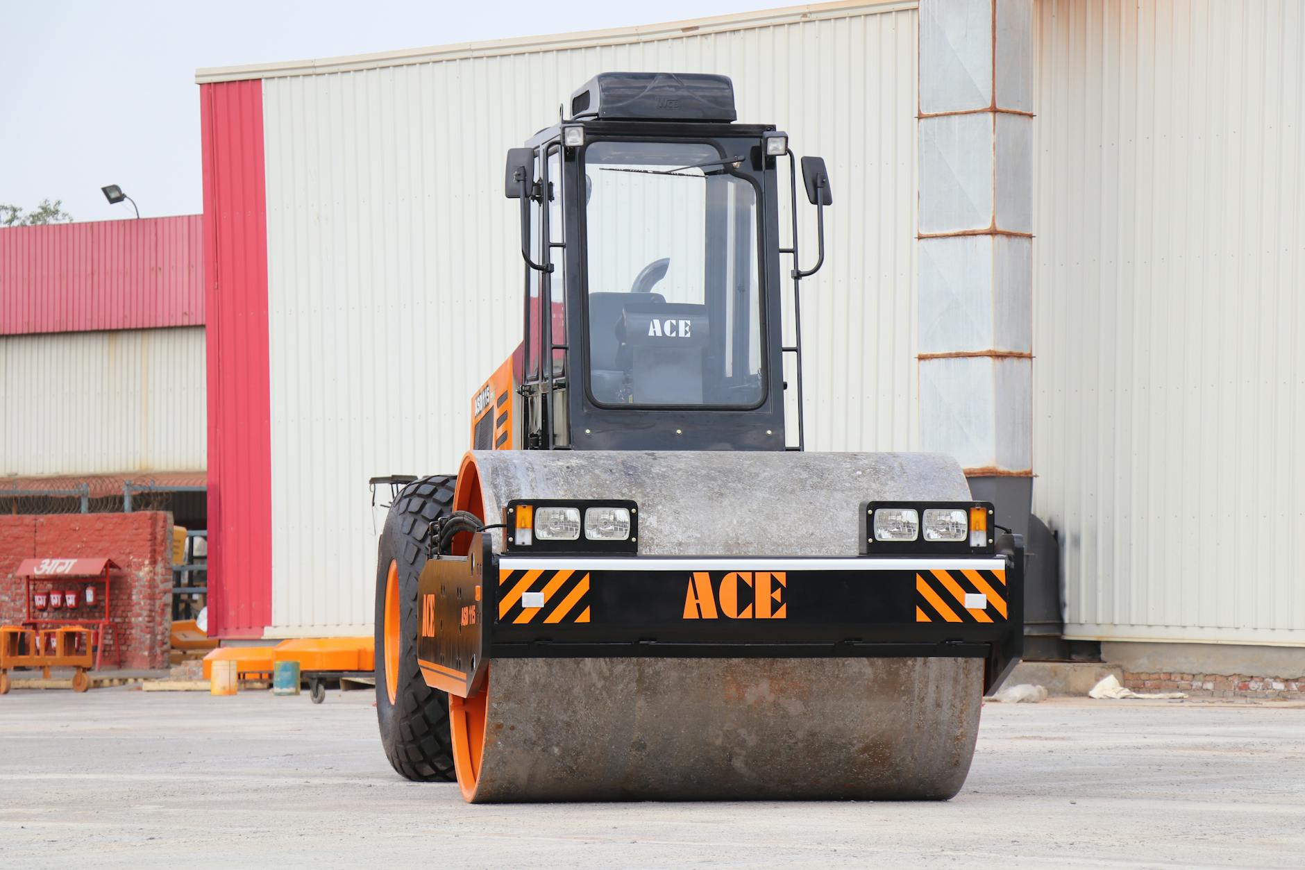 Zagęszczarka do gruntu: kiedy warto ją wynająć zamiast kupować? Zagęszczarka ACE do gruntu na placu budowy w Indiach