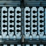 Jak poprawnie oznaczyć obwody w rozdzielnicy i ułatwić sobie serwis instalacji Zbliżenie na złączki w rozdzielnicy elektrycznej z numerowanymi oznaczeniami