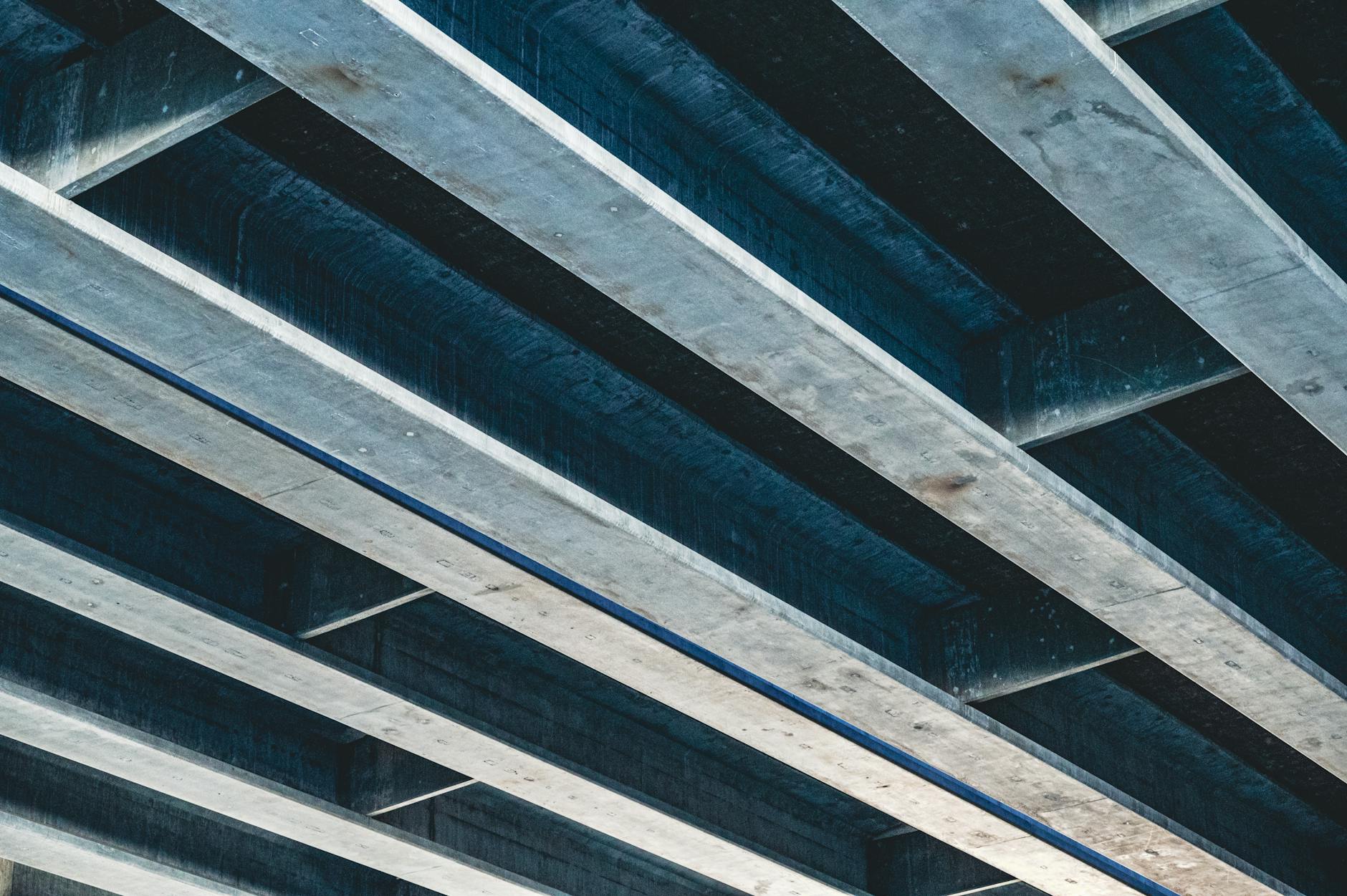 Zbrojenie wieńca: typowe błędy i proste zasady poprawnego montażu Stalowe belki i betonowy strop hali widziane z dołu