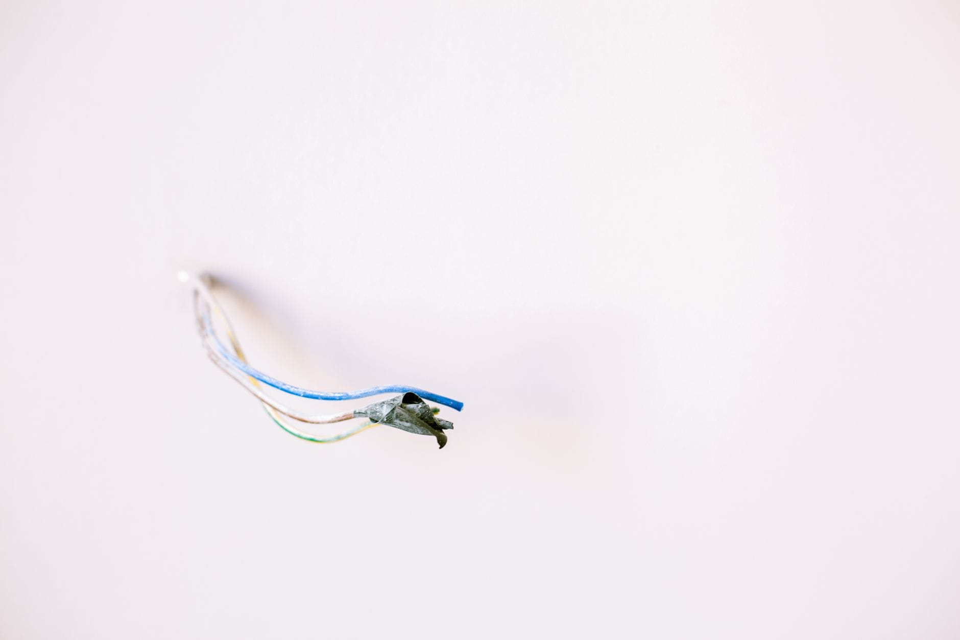 Luźne przewody elektryczne wystające ze ściany podczas remontu instalacji